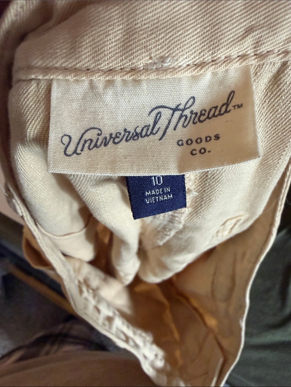 Universal Thread Women’s High-Rise Cargo Shorts in Light Tan - Picture 3 of 3